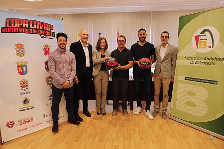 presentación de la Copa COVAP en el Ayuntamiento de Huétor Tájar. (AYTO. HUÉTOR TÁJAR)