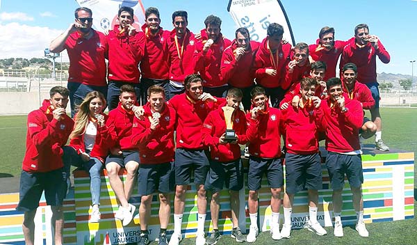 Los jugadores de la Universidad de Granada celebran la victoria en la final