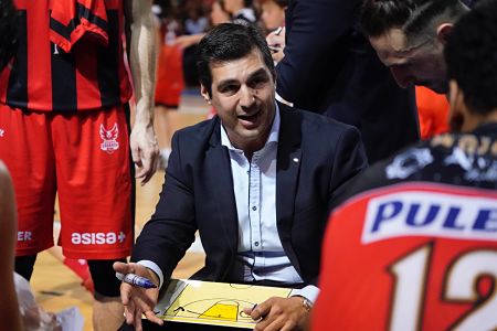 Pablo Pin da instrucciones durante un tiempo muerto (PHOTOGRAPHERS SPORTS)