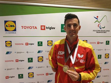 José Manuel Ruiz posa con sus dos medallas (JMRR)