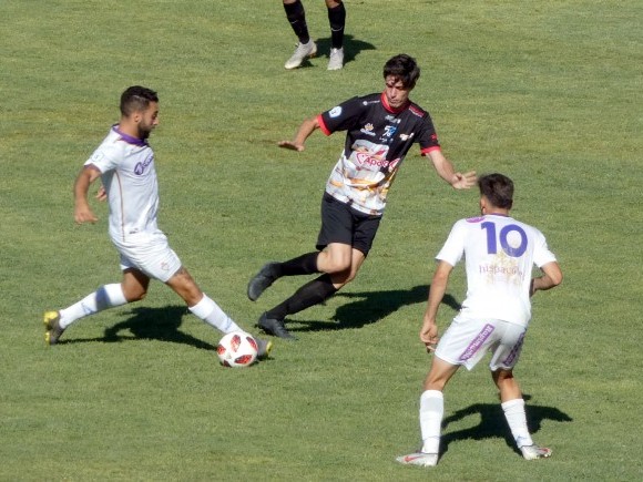 Fabio pugna por el balón entre dos jugadores del Real Jaén (P. CASTILLO)