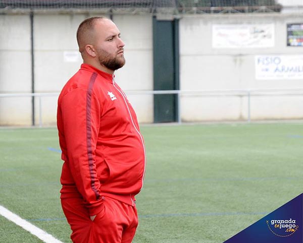 Dani Camarero en uno de los partidos al frente del Arenas de Armilla (J. M. BALDOMERO)