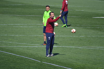 Diego da instrucciones durante un entrenamiento (GRJ) 