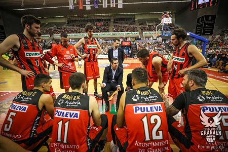 Pablo Pin da instrucciones durante un tiempo muerto (FERMÍN RODRÍGUEZ)