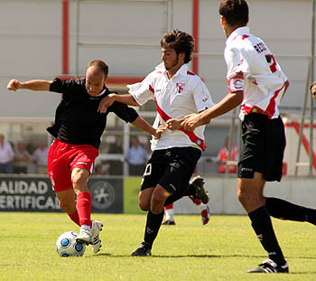 Javi Casares, que debutó con la rojiblanca, en ataque (LUIS F. RUIZ)