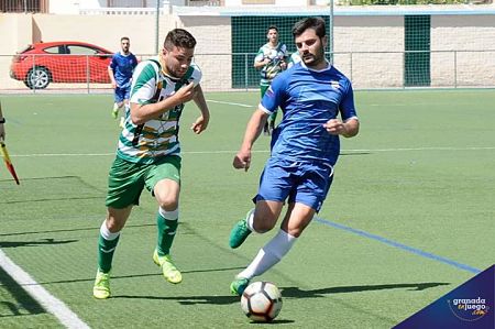 Verdejo observa como el balón se introduce en su portería (JOSÉ M. BALDOMERO)