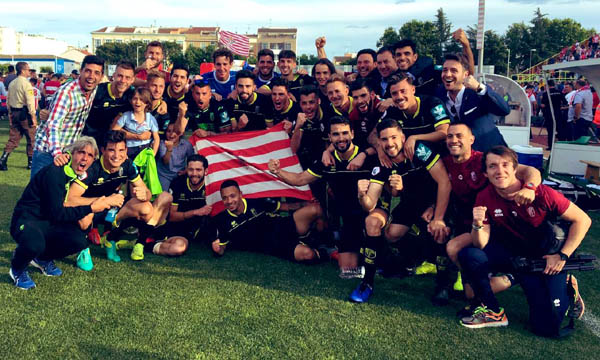 Jugadores y cuerpo técnico celebran la permanencia en Don Benito (GRANADA CF)