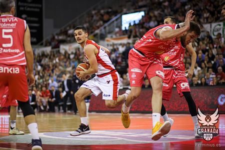Carlos Corts busca a quien pasar el balón (FERMÍN RODRÍGUEZ)