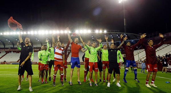 Los jugadores del Granada CF celebraron la victoria a la conclusión del partido en Albacete (GRANADA CF) 