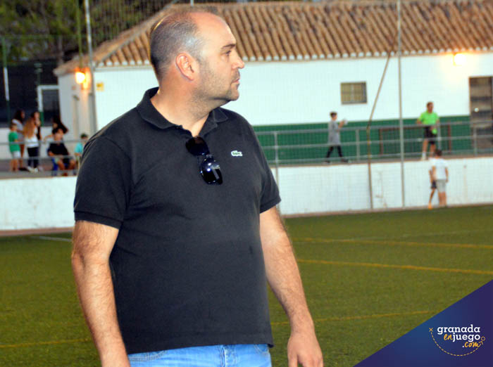 Manolo Rojas, cerca del banquillo del Atarfe Industrial (LÁZARO)