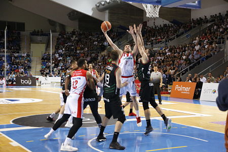 Bortolussi intenta anotar en la pintura (SANDRA ALMAZÁN / PHOTOGRAPHERS SPORTS)