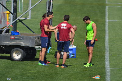Aguirre dialoga con los fisios del equipo (GRJ)
