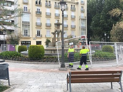 Operarios municipales vallan la Fuente (M. ALBENDÍN)