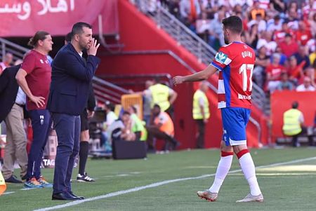 Diego Martínez da instrucciones a Quini (JOSÉ M. BALDOMERO)