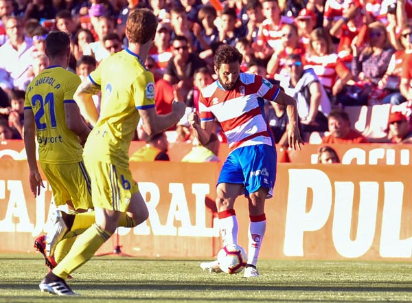 Germán golpea la pelota en el duelo ante el Cádiz CF (JOSÉ M. BALDOMERO)