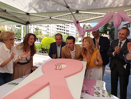 El Alcalde de Granada en funciones, Francisco Cuenca ha celebrado el X aniversario de la carrera contra el cáncer de mama (AYTO. GRANADA)