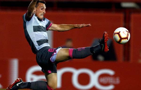 Fede San Emterio, autor del tanto de la igualada, en una acción del partido (GRANADA CF)
