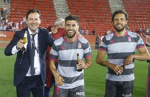 Germán junto a Fede Vico y el director general del Granada CF (GRANADA CF)