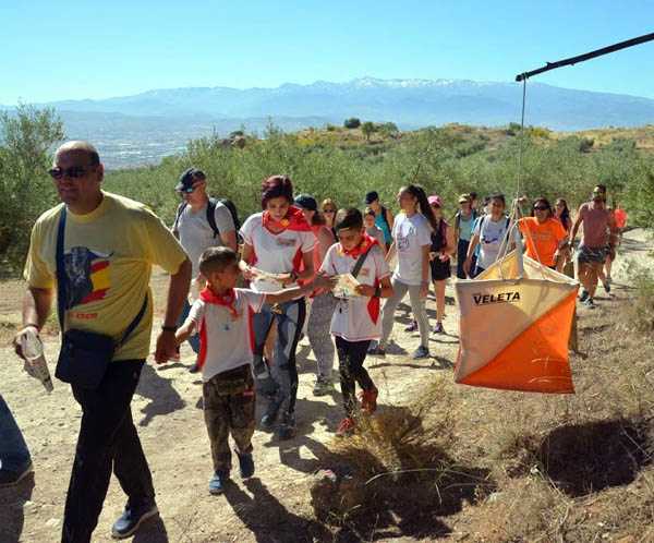 Participantes en la prueba de orientación pasan por un puesto de baliza