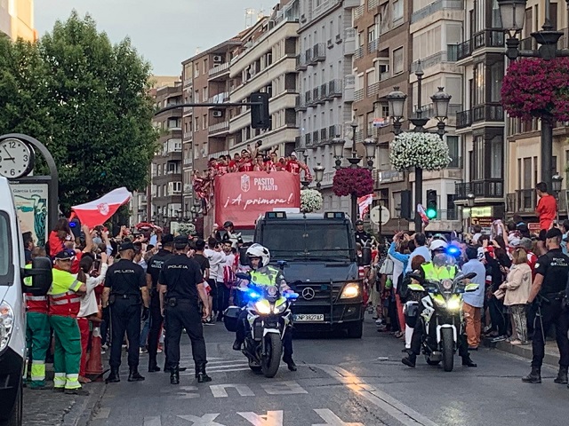 Un bus descapotable condujo al Granada CF por las calles de nuestra ciudad (José Velasco)