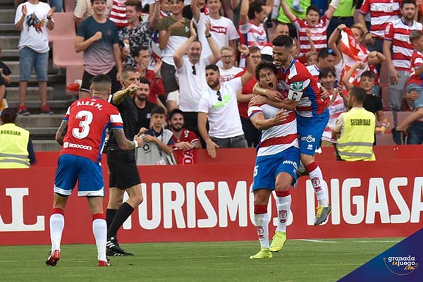 Nico Aguirre celebra el segundo tanto ante el Alcorcón (JOSÉ M. BALDOMERO)