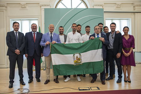 El Consejero de Educación y Deporte, Javier Imbroda ha entregado la bandera andaluza (J.M. GRIMALDI)
