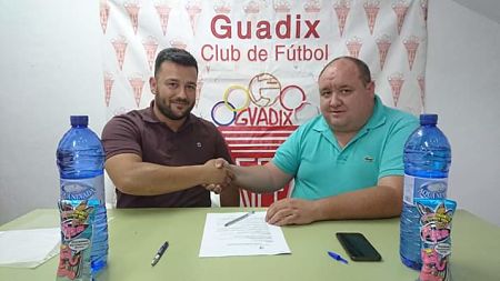 El Presidente del Guadix, Antonio Valverde ha presentado a Romario como nuevo técnico (GUADIX CF)
