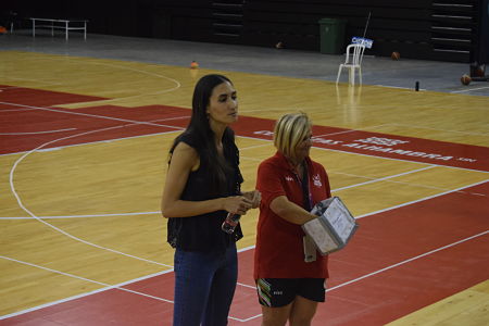 Belén Arrojo durante su visita al Fénix Campo (FUNDACIÓN CB GRANADA)