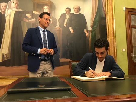 El patinador Javier Fernández firma en el libro de honor del Ayuntamiento de Granada (AYTO. GRANADA) 