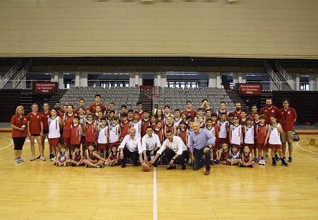 Luis Salvador junto a los participantes del Fénix Camp (FUNDACIÓN CB GRANADA)