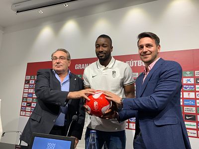 Lozano ya posa como rojiblanco (JOSÉ VELASCO) 