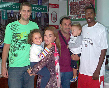 Jasen y Jimmie Hunter junto a varios abonados del CB Granada