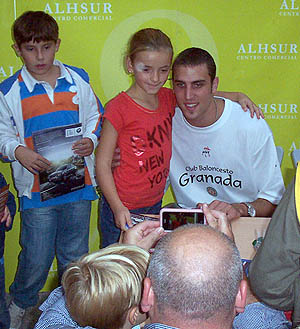 Pablo Aguilar se fotografió con los aficionados (CBG)
