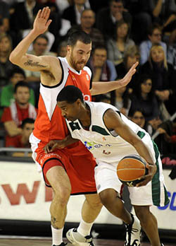 Jimmie Hunter, que anotó 19 puntos, fue clave 