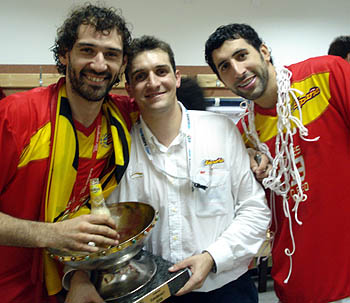 Alberto Pérez con el trofeo y flanqueado por Garbajosa y Mumbrú 