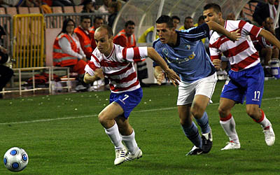 Javi Casares controla el balón ante la presión rival (LUIS F. RUIZ)