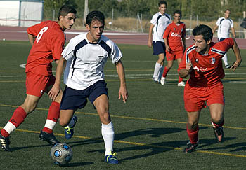 Agustín, autor del tanto de la victoria, entre Navarro e Iñaki (BALDO)