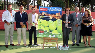 Los protagonistas posan tras la presentación oficial del trofeo (GRJ)