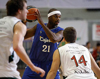 Tariq Kirksay controla el balón ante Jasen (ACBMEDIA)