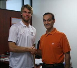 Stefansson junto al director general del club, Julián Aranda