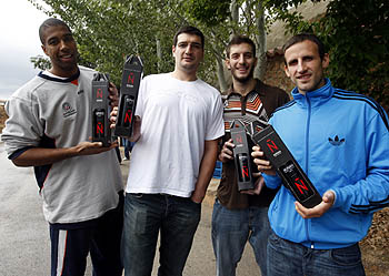 Jugadores del CB Granada en el exterior de las bodegas (CBG)
