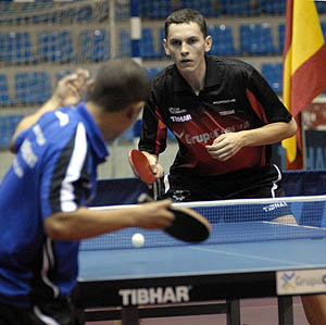 Oleksandr Didukh ante Wang Xin en la Liga de Campeones