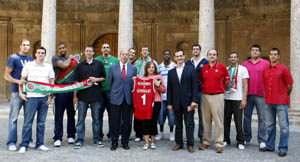 Los jugadores y técnico posan con Mar Villafranca