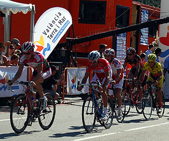 El granadino Francis Anguita encabeza el peloton en el Criterium