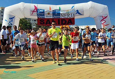Paquillo Fernández encabezando la caminata popular de Nerja (GRJ)
