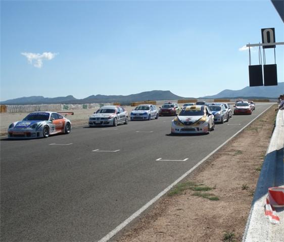 Salida de una las carreras en el trazado almeriense