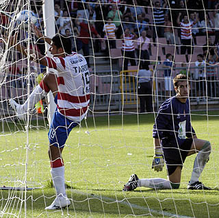 Tariq recoge el balón del fondo de la portería (PACO AYALA)