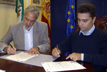 Antonio Ríos y Roberto Casares firman el acuerdo de colaboración