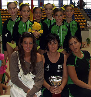 Las gimnastas granadinas con sus entrenadoras (GRJ)