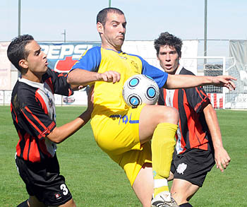 Labella controla el balón ante la presencia de Peri y Javi López